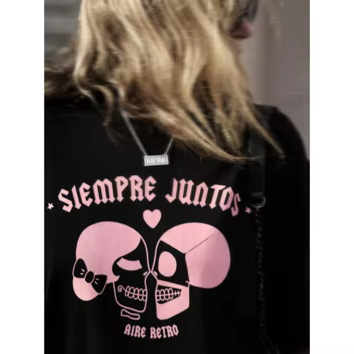 Camiseta siempre juntos negra y rosa de Aire Retro. Camiseta de algodón y corte recto, con la icónica imagen de la marca de las dos calaveras - 1