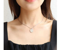 Encanto Collar con colgante de flor de cuatro hojas estilo INS europeo y americano, diseño ovalado de concha blanca, cadena de clavícula chapada en oro de 18 quilates y acero de titanio. - details 3