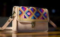 Bolso de cuero con bordado étnico a mano. Compacto, auténtico y único. Marca IULIUS - details 0