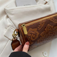 Bolso De Hombro Cruzado Estilizado Chino Para Mujeres Bolso Cilíndrico Con Relieve De Flor Cierre De Cremallera Material PU Y Lona Interior - details 16