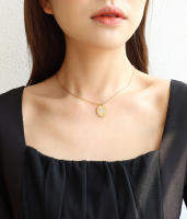 Encanto Collar con colgante de flor de cuatro hojas estilo INS europeo y americano, diseño ovalado de concha blanca, cadena de clavícula chapada en oro de 18 quilates y acero de titanio. - details 7