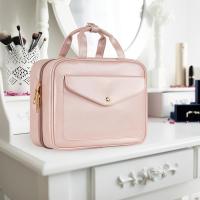 Neceser de viaje para mujer, bolsa de maquillaje colgante de piel sintética de 9 l con asa de metal a presión, gran organizador de viaje para artículos de tocador y accesorios, resistente al agua, color rosa - details 3