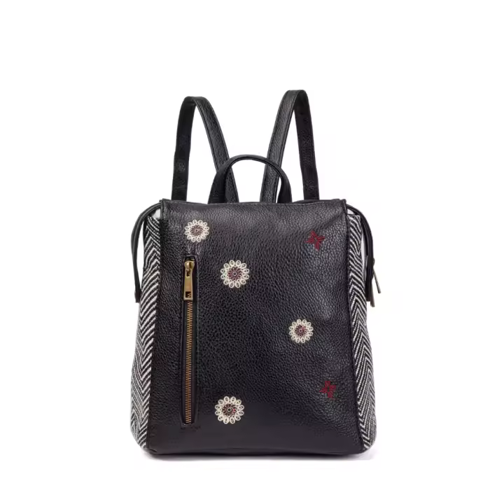 Mochila de mujer en polipiel y textil con bordados decorativos, diseño moderno y acabados artesanales, ligera y funcional para uso diario, ideal para ciudad, escapadas o viaje, disponible en colores beige, verde, rosa y más | Sara Bags - 1