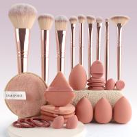 MOV Set de 44 brochas de maquillaje Kines color beige en una bolsa de almacenamiento portátil de gran capacidad, ideal para guardar artículos de aseo personal durante los viajes. - details 1