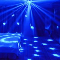 Lámpara De Escenario RGB Rotativa Y Estroboscópica Activada Por Sonido Disco Ball Para Fiestas De Cumpleaños Bodas Y Danzas En Casa Decoración De Habitaciones - details 1
