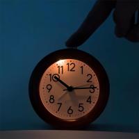 Reloj despertador analógico de Madera, Redondo sin TicTac Silencioso con números arábigos Luz Nocturna - details 1