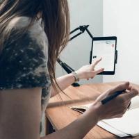 Soporte giratorio de 360° para teléfono y tableta - Brazo articulado de acero al carbono con montaje ajustable para cama y escritorio, ideal para lectura y transmisiones en vivo - details 3