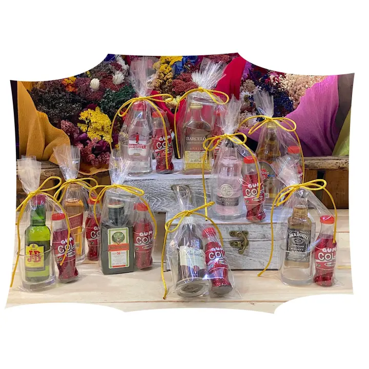 Lote de 10 miniaturas de bebida en chupito de cristal con chicles sabor Coca gum - Regalos originales para invitados de boda, aniversarios, comuniones, bautizos, cumpleaños, despedidas de solteros/as - 1