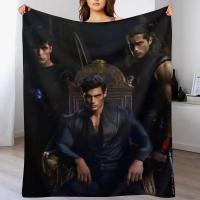 Manta De Terciopelo Suave Para Playa Con Arte De ACOTAR Rhysand Cassian Y Azriel Para Adultos Estilo Moderno Antipelusa Portátil Para Picnics Viajes Y Hogar - details 4