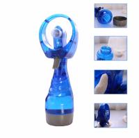 LILI HOME Ventilador Pulverizador de Agua Portátil ( 1PCS ) Colores: Se envía en colores aleatorios. es la solución perfecta para mantenerse fresco durante los días calurosos. Gracias a su diseño compacto y portátil, puedes llevarlo contigo a cualquier lu - details 2