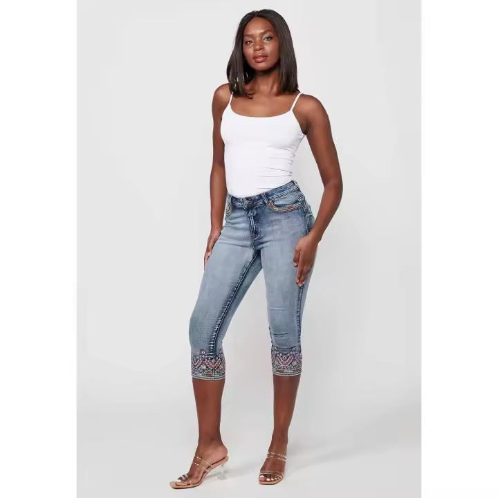Koroshi Pantalón denim pirata con detalles bordados y efecto desgastado color azul claro para mujer | Moda Actual - 1