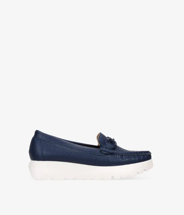 Bosanova Mocasines de mujer cómodos en color azul con detalle metálico decorativo en la parte delantera y suela de plataforma de 3.5 cm dentada. Sin cierre. - 1