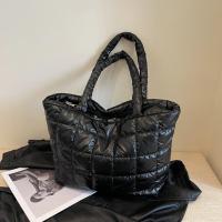 Bolso De Hombro Para Mujer De Invierno De Alta Calidad Tamaño Grande Con Plumas Abrazadera De Moda Bolsa De Brazo Desechable Satchel De Poliéster Con Cierre De Cremallera - details 1