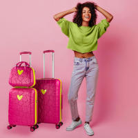Agatha Ruiz de la Prada - Set de Maletas Iconic Fucsia - Diseño Troquelado, RPO Resistente, Candado TSA y Ruedas 360° - details 0