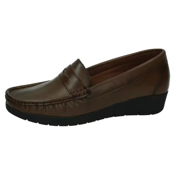 Zapatos Mocasín marca MADE IN SPAIN para mujer en color castor. MOCASÍN DE PIEL - 1
