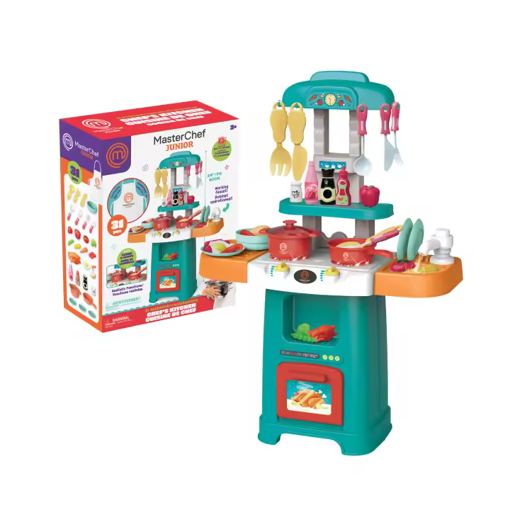Masterchef Junior Play Kitchen - Cocina Compacta con 31 Accesorios, Luces y Sonidos Realistas, Incluye Alimentos de Fieltro y Delantal, Fácil Montaje, Funciona con 3 Pilas AA, Famosa (MTE01000) - 1