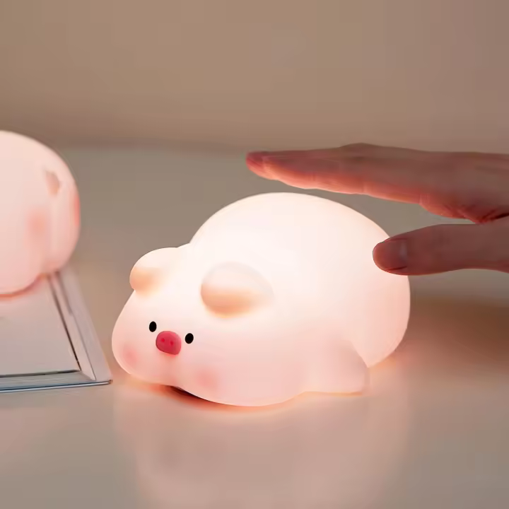 Luz Nocturna Infantil, Linda Lámpara de Noche de Rosa Cerdito, USB Recargable LED Luz Nocturna Infantil de Silicona, Brillo Ajustable y Temporizador Luz de Noche para Niños para Niñas Niños - 1