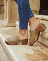 Lyla Wang Sandalias mujer mules con tacón alto y plataforma efecto madera con tachas y plantilla acolchada - details 12