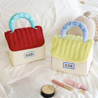 Bonita bolsa de maquillaje con forma de casita para mascotas, organizador de maquillaje portátil de viaje con bolsillos laterales y cremalleras dobles, neceser con bordado de la suerte para mujeres y niñas. - details 0