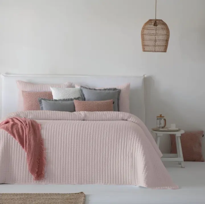 Colcha Boutí Azara Rosa Liso de Fundeco: Acolchado Fino, Tacto Soft Touch y Diseño Elegante para Camas de 90, 135, 150 y 180 cm en Varios Colores - 1