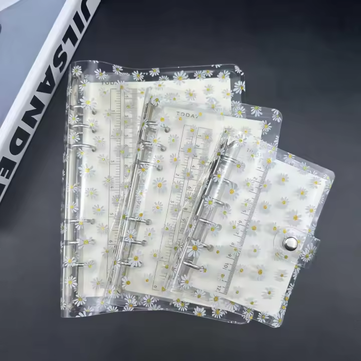 Cubierta De Carpeta De Hojas Sueltas De Daisy Pequeño Y Lindo En PVC Transparente A5/A6/A7 Para Cuaderno De Mano - 1