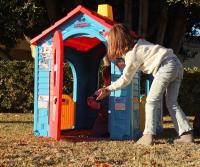INJUSA - Casa de Juguete Country House | Casita Infantil de Juegos de Gran Tamaño para Niños de 2 a 6 Años | 1 Puerta Principal | 2 Puertas Laterales | 1 Ventana | Disponible en 4 Versiones: School Party, Minnie Mouse, Mickey Mouse y Paw Patrol - details 1