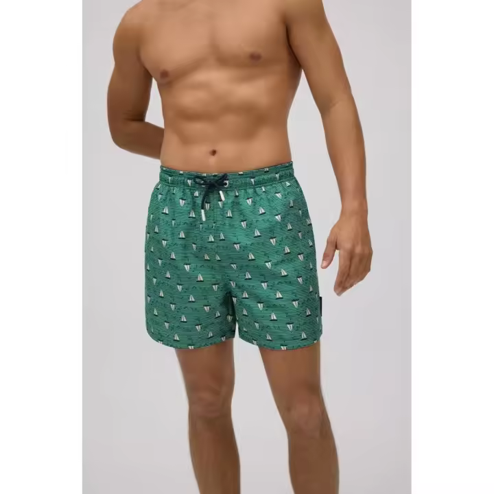 ysabel mora bañador hombre. Bañador Medio de Ysabel Mora. 90314. Bañador de largo medio para hombre de rayas con estampado de veleros. Tejido ligero de secado rápido. - 1