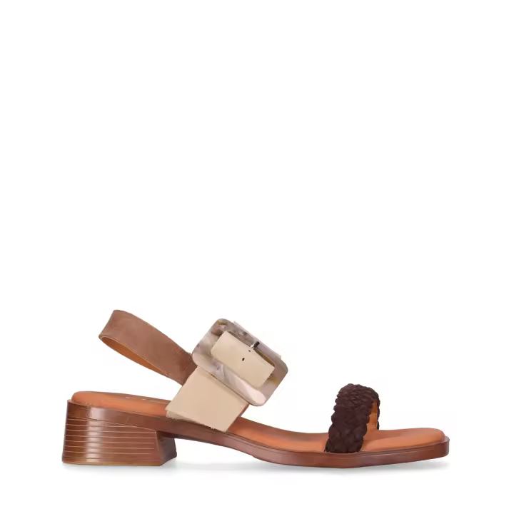 Sandalia Chka10 en piel  con  tacón tapa . Hebilla ajustable con detalle decorativo. Doble tira. - 1