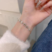 Pulsera De Moda Para Mujeres Con Diamantes Ajustable En Color Oro Con Encanto De Estrella Y Flor Joyería De Boda - details 1
