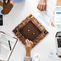 Juego de mesa de madera para niños y adultos, 12 pulgadas, 4 vías, cierra la caja, 2-4 jugadores juego inteligente para aprender a sumar, juego con 8 dados y reglas para cerrar la caja - details 5