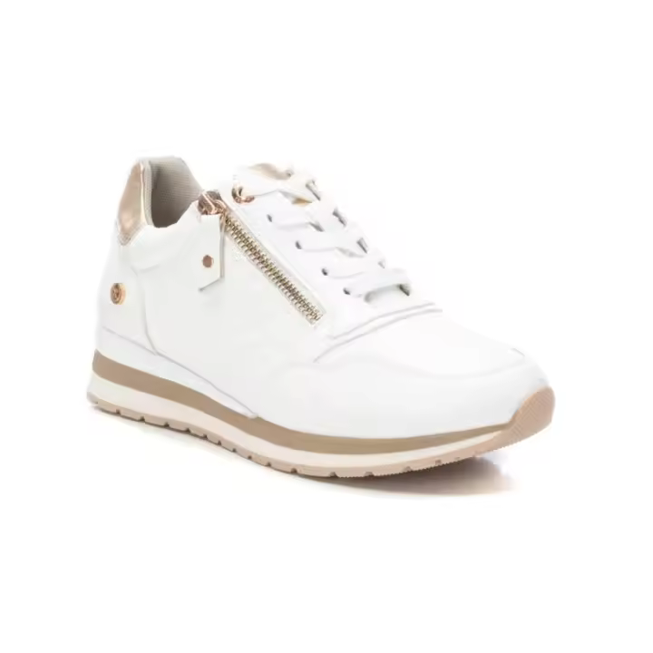 XTI 142237 Deportiva mujer fabricada en material imitación piel de gran calidad con grabado lateral, color blanco, cierre mediante cordones y cremallera para facilitar su ajuste, suela de goma antideslizante. - 1