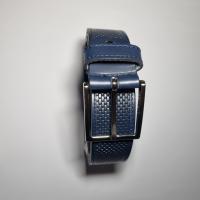 Cinturón de Piel Azul Troquelado para Hombre. REGALO: Auriculares TWS E6S. Diseño Exclusivo y Ajustable - Fabricado a Mano en España - Presentado en bolsa de tela - Calidad garantizada - Regalo Especial. Lukkalia - Kids and Us / LKKCAT - details 1