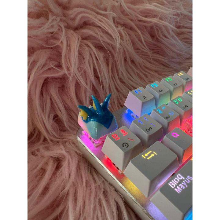 Tecla artesanal Vaporeon azul para teclado mecánico gamer RGB – Keycap coleccionable kawaii de resina brillante con efecto acuático y luz RGB, ideal para fans de Pokémon