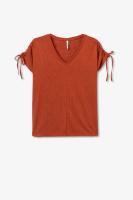 Camiseta Pepita Cazuela de  Tiffosi. La Camiseta Pepita Cazuela de Tiffosi es una prenda versátil y cómoda.Ideal para crear looks casuales o más arreglados según la ocasión. - details 4