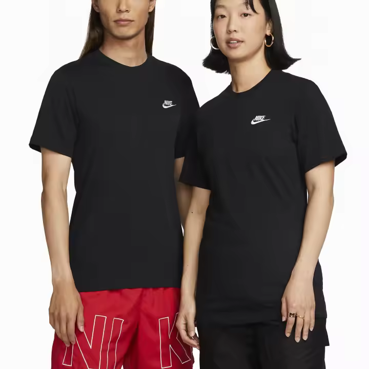 Camiseta Nike para Hombre y Mujer Sportswear Club Negra y Blanca / Sabas Shop - 1