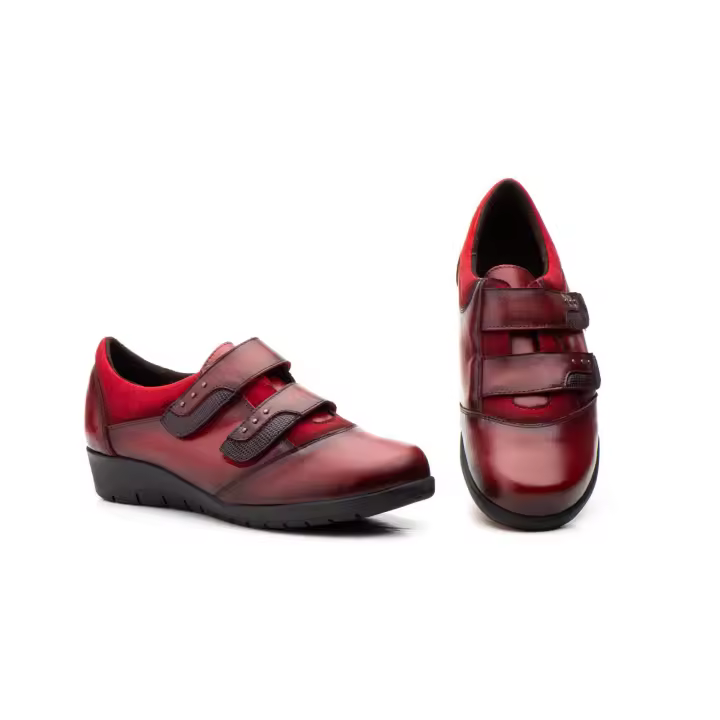 Mº5568 Burdeos  Hecho en España Zapatos Mujer PIel Burdeos Tipo Velcros Numeración: 35-42 Marca: JAM Color: Burdeos Zapatillas deportivas de corte de piel en un delicado tono burdeos, caracterizadas por su diseño minimalista y elegante.EL CIERRE DE VELCRO - 1
