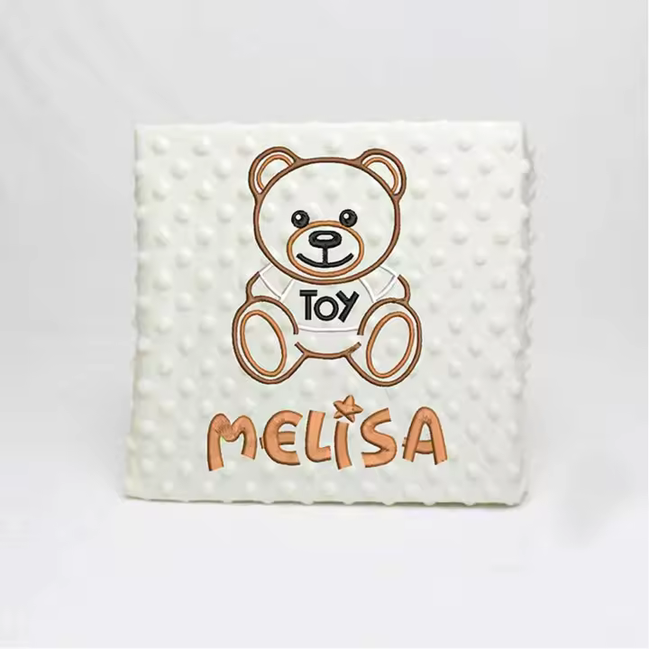 PERSONALIZAMEATUGUSTO MANTA CON NOMBRE Y DIBUJO BORDADO - 1