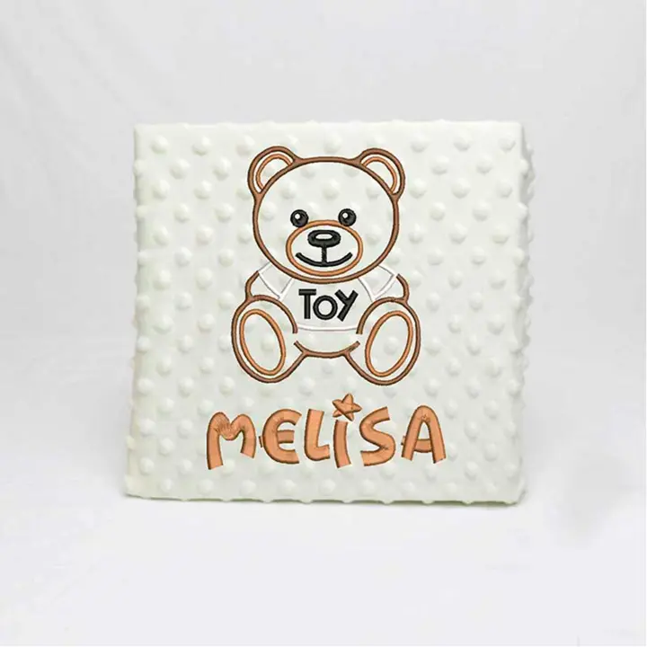 PERSONALIZAMEATUGUSTO MANTA CON NOMBRE Y DIBUJO BORDADO - 1