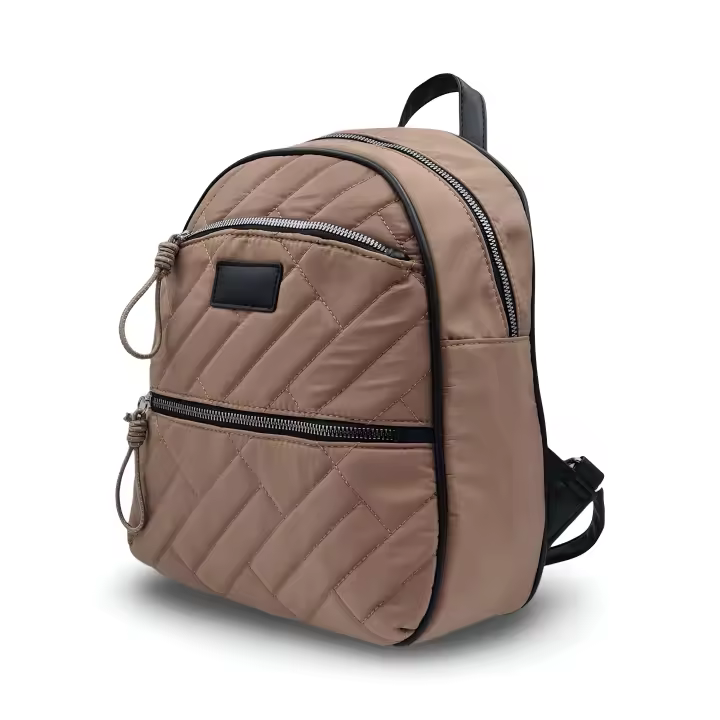 Mochila de nylon acolchado disponible en varios colores. Colección Primavera-Verano 2024. Ligera y cómoda con material lavable. Asas ajustables. CAMAR - 1