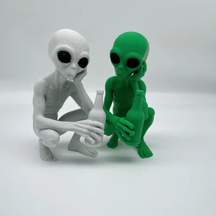 Figura De Alienígena 3D Bebiendo De Una Botella Estatua De Alien Pensando Decoración Única De Ciencia Ficción Para El Hogar Regalo Divertido Para Fans De La Ciencia Ficción Arte Humorista Adecuado Para Interiores/Exteriores Bares Navidad Halloween Pascua