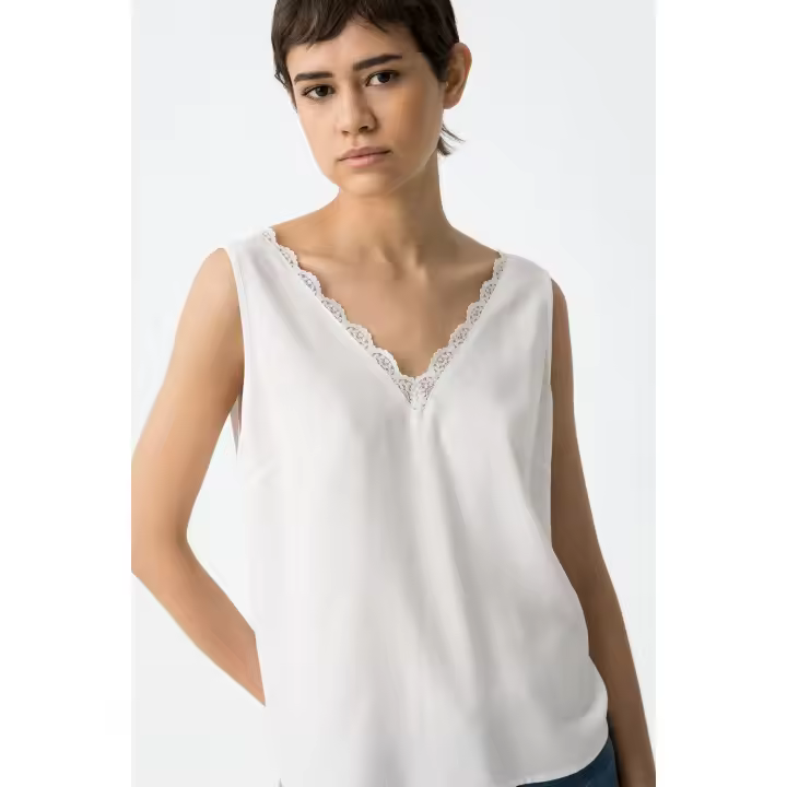 Top Cosmo Blanco Tiffosi. El Top Cosmo Blanco de Tiffosi combina elegancia y sencillez en una prenda sin mangas de jersey. - 1