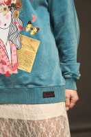 SUDADERA AMOR PROPIO de Anabel Lee. "Ni tú eres para tanto ni yo para tan poco" .Sudadera ligeramente oversize, de manga larga y cuello redondo.Acabado con efecto FADE OUT - details 5