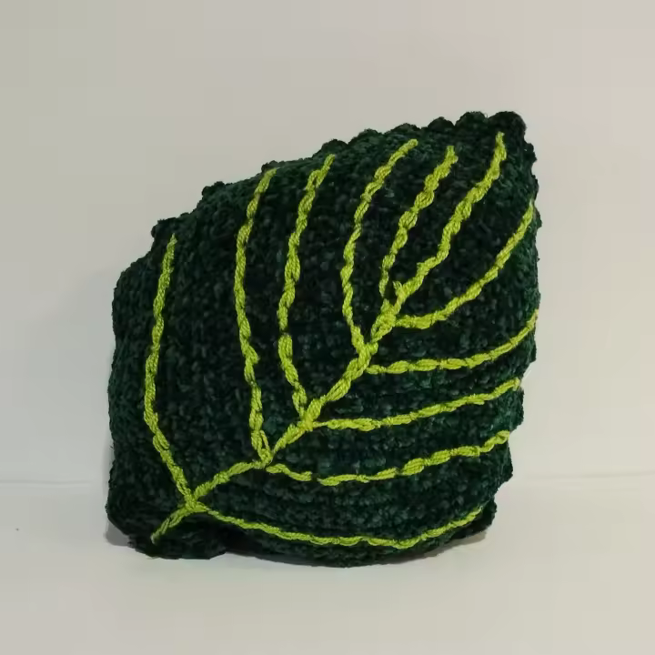Cojín artesanal, realizado en crochet con hilado aterciopelado. - 1