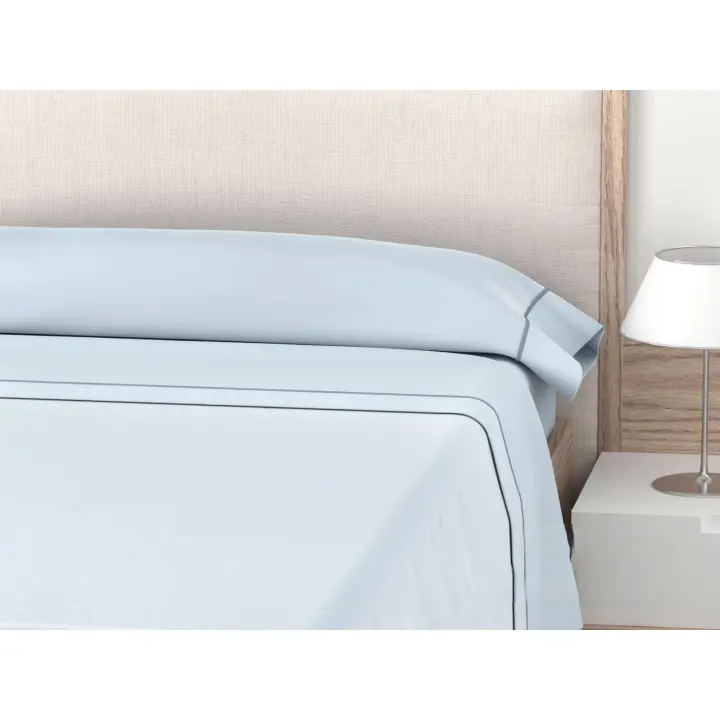 Mercatienda.es Sábanas de Hostelería para cama verano 3 Piezas Lisa Celeste con Jaretón ROOMERS – 50% Algodón y 50% Poliéster - 1