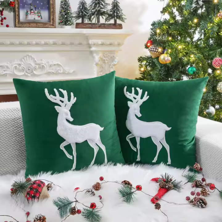 Fundas de almohada con diseño de reno navideño, juego de 2 fundas de almohada cuadradas bordadas con alce, funda de almohada decorativa de terciopelo suave y acogedora para sofá - 1