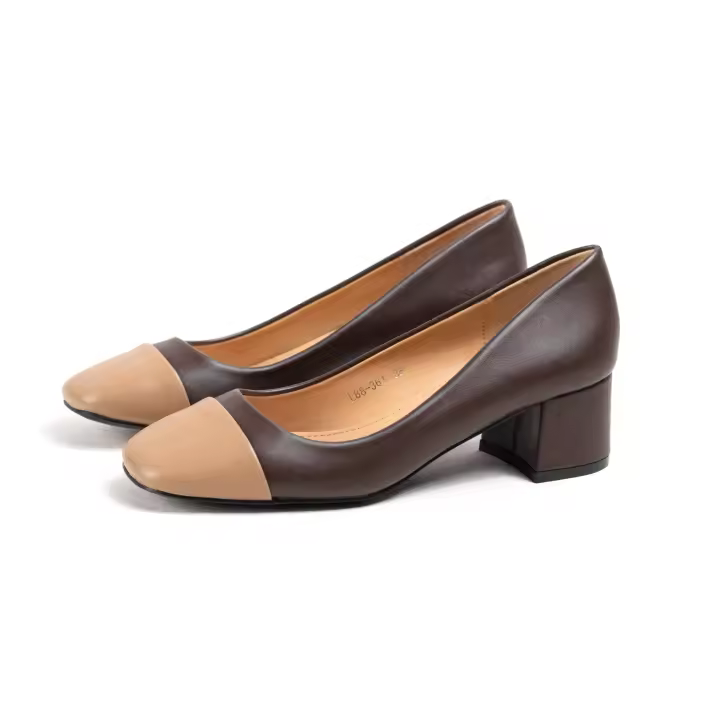 Zapatos de Salón Bicolor Nude/Beige con Puntera Negra, Tacón de Bloque Medio y Estilo Clásico. Paloma Wang - 1