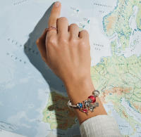 PANDORA Pulsera triple con dije de avión, globo y maleta con dije de momentos – Impresionante joyería para mujer - details 0