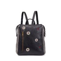 Mochila de mujer en polipiel y textil con bordados decorativos, diseño moderno y acabados artesanales, ligera y funcional para uso diario, ideal para ciudad, escapadas o viaje, disponible en colores beige, verde, rosa y más | Sara Bags - details 7