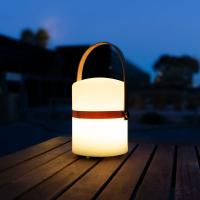 Lampara portátil Jocca en color blanco con detalles de bambú, con iluminación LED para uso interior y exterior, recargable por USB, dispone de diferentes luces de colores y funciona por mando de control remoto. - details 1