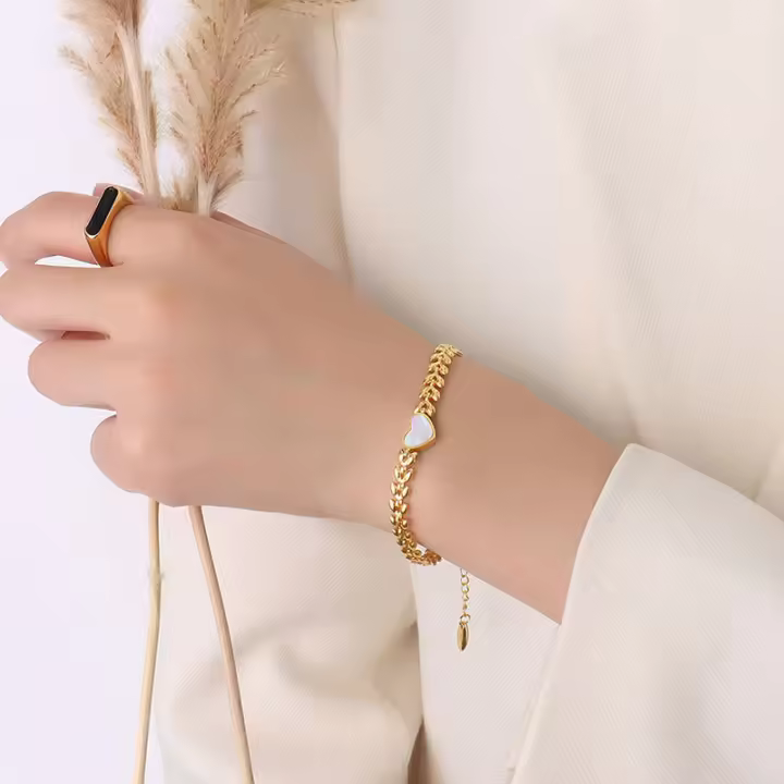 Encanto Pulsera de espigas de trigo de moda de nicho, diseño de corazón de concha blanca, pulsera de acero de titanio chapada en oro de 18 quilates, joyería femenina adecuada para mejores amigas. - 1